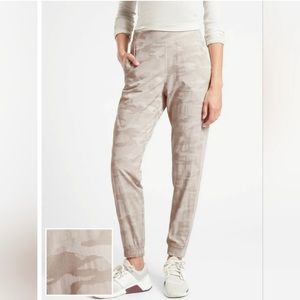 Athleta Brooklyn Camo Jogger - Size 8 - Cream/Tan